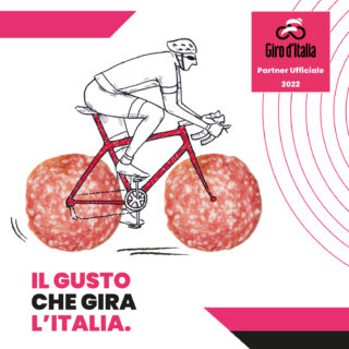 Raspini Partner Ufficiale del Giro d’Italia 2022. Nell'immagine è presente un ciclista con una bici che ha due fette di salame al posto delle ruote