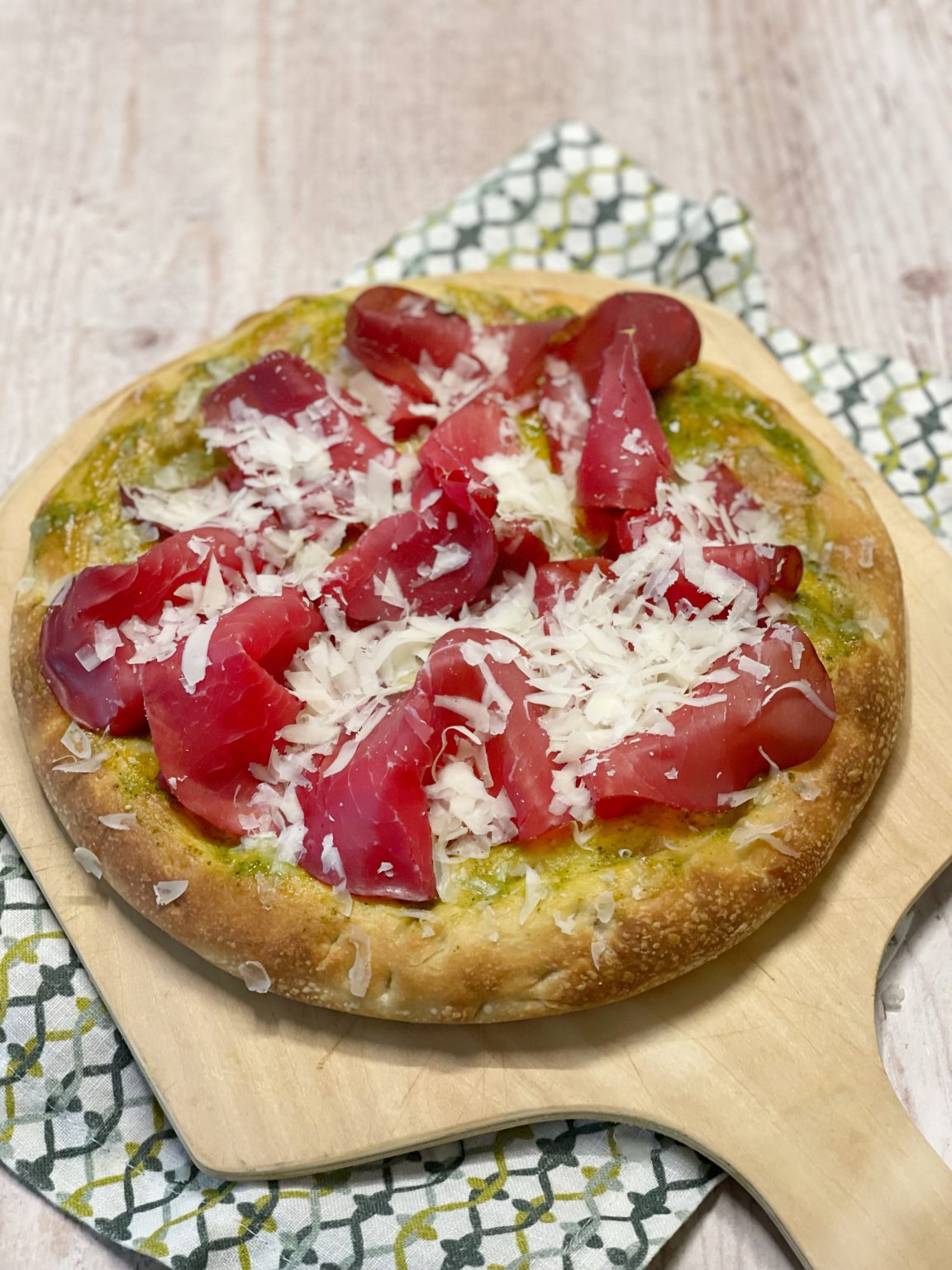 Focaccia con pesto, bresaola e grana Raspini