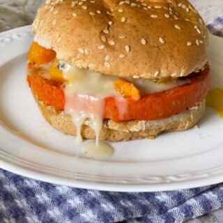 Hamburger con il burger devil Raspini e il gorgonzola filante che cola nel piatto